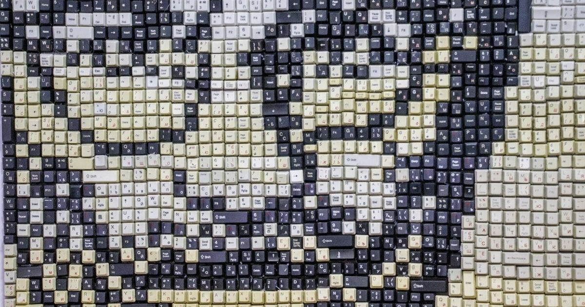 Студенты из Мариуполя создали портрет основателя Apple Стива Джобса с компьютерных клавиш, В картине зашифровано несколько слов: Apple, Steve Jobs и iPhone.