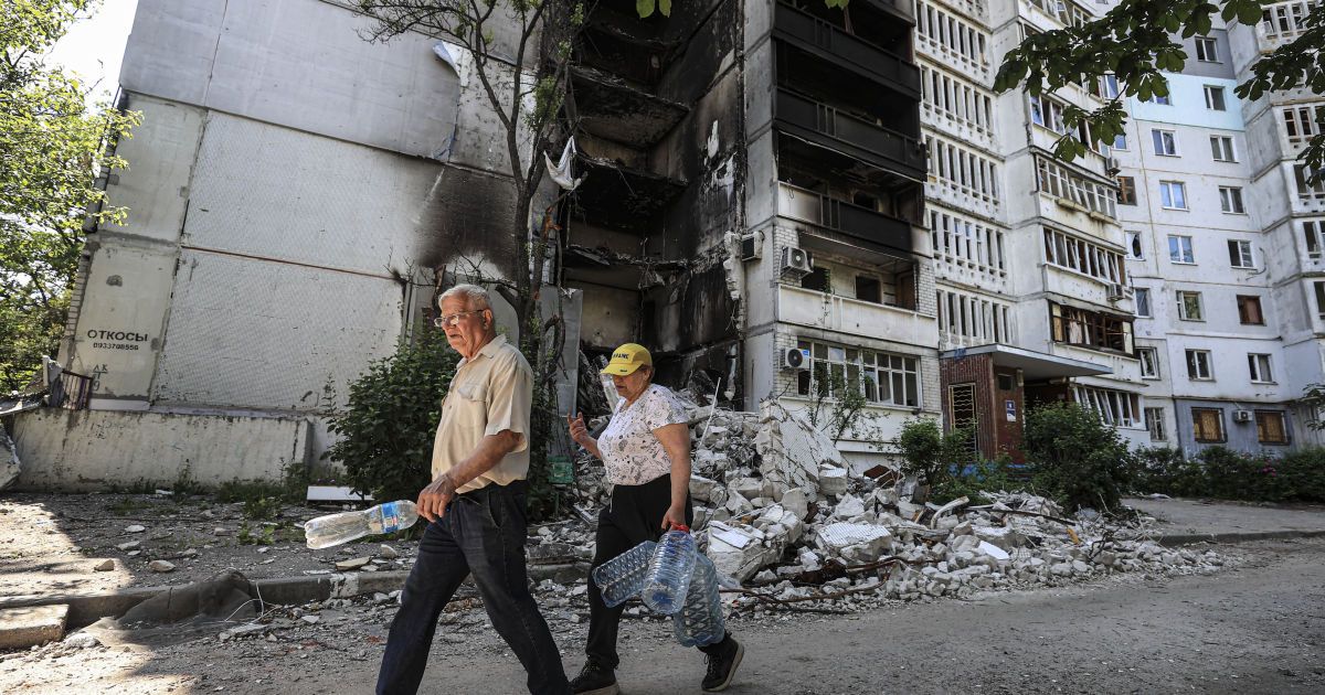 В Харькове между обстрелами чинят газовые трубы, которые обрешетили осколками: когда ждать газ