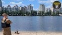 Жінка з вівчаркою на пляжі