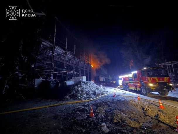 У Києві спалахнула двоповерхова будівля.