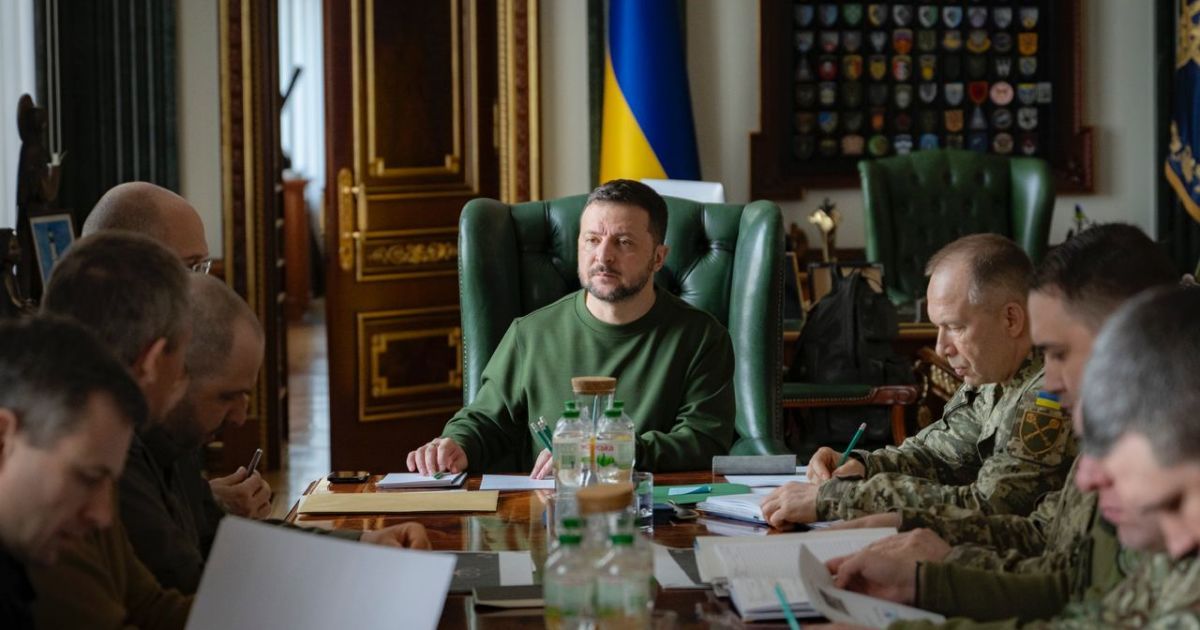 Президент Володимир Зеленський провів нараду з військовими та урядовцями 1 квітня