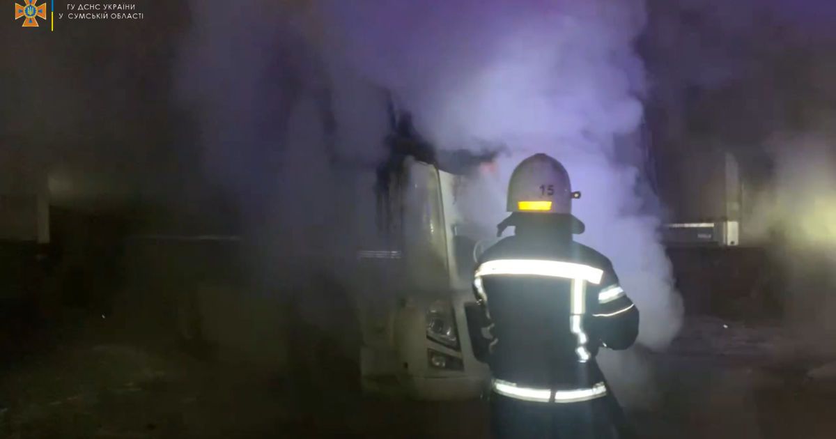 У Конотопі невідомі підпалили дві фури: відео