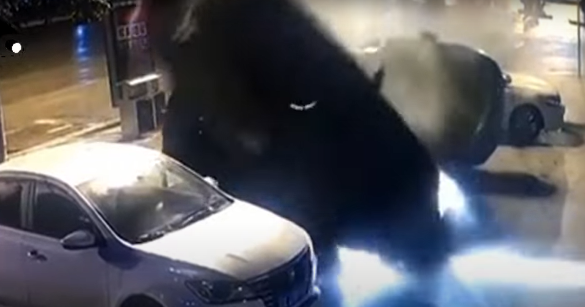 Сеть всколыхнуло видео, как в Китае автомобиль после аварии упал на парковку и приземлился точно на свободное место