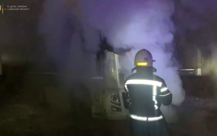 У Конотопі невідомі підпалили дві фури: відео