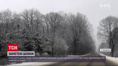 Через сильний снігопад у Львівській області замело дорожні шляхи