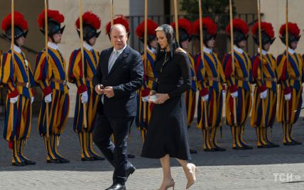 Порушила протокол: княгиня Монако Шарлін прийшла до Папи Римського у сукні з відкритими плечима