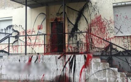 В Киеве вандалы облили краской офис нардепа Чумака