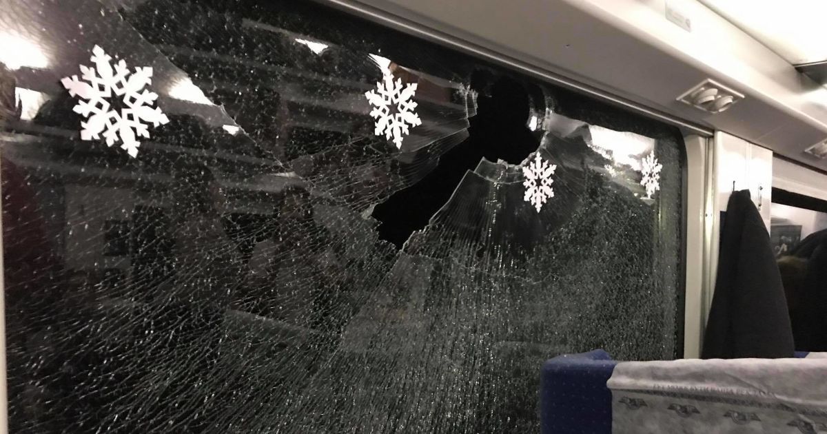 розбите вікно в Інтерсіті_3 / © Руслана Лижичко /Facebook