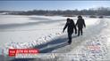 На Миколаївщині діти ходять до школи по тонкій кризі через річку, ризикуючи життям