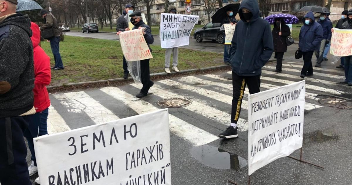 На Мінському массиві жителі перекрили проспект Рокоссовського, виступаючи проти будівництва ЖК та знесення гаражів
