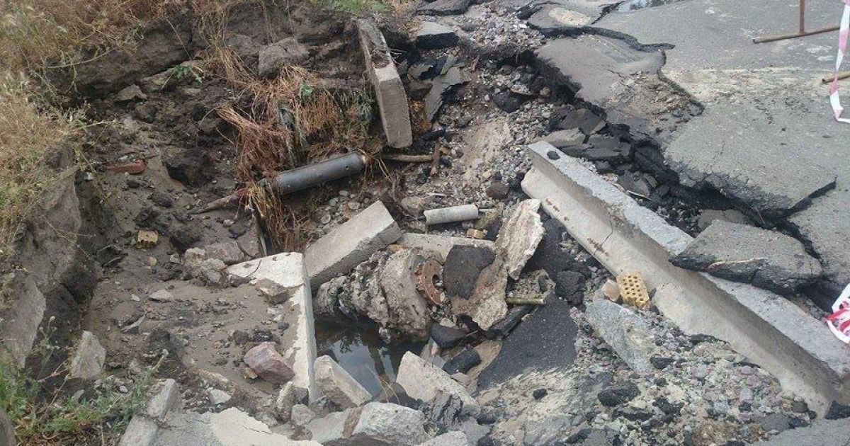 Горячей водой залило дорогу / © Фото Ивана Воробьева/ТСН