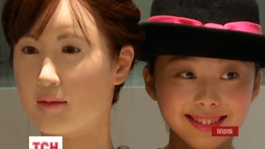 Новий співробітник універмагу в центрі Токіо - жінка-робот