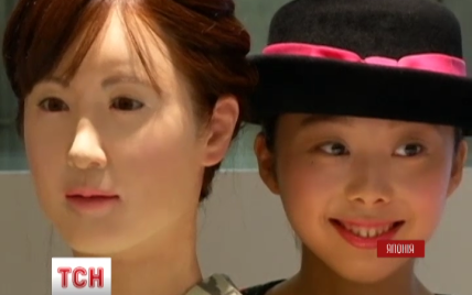 В Токио посетителей универмага обслуживает любезная женщина-робот