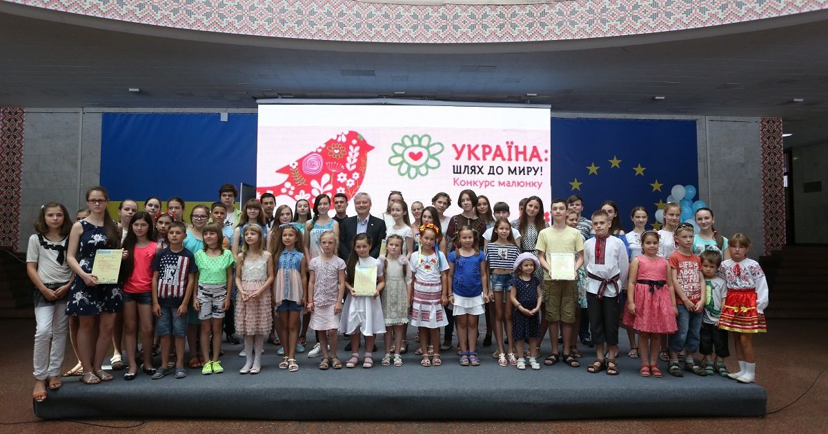 Общее фото финалистов и победителей конкурса вместе с Игорем Янковским