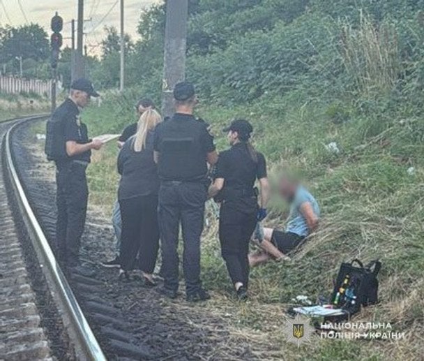 Во Львове мужчина напал на детей, которые хотели ему помочь: чем все закончилось