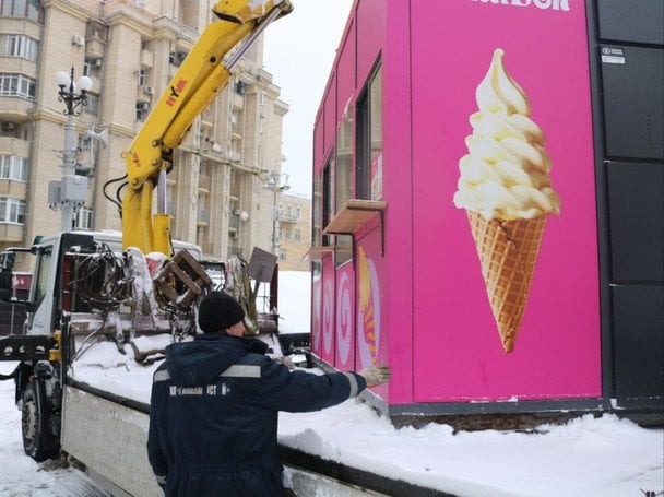 У Києві демонтують незаконні МАФи. / © соцмережі