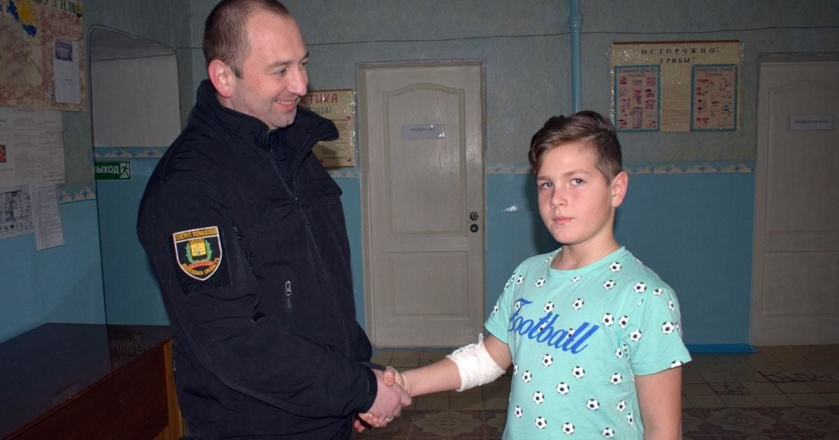 У Донецькій області поліцейський у свій вихідний врятував хлопців, які провалилися під кригу