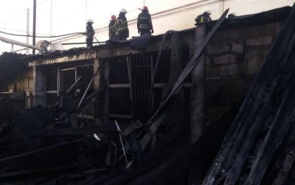 Под Киевом загорелись мебельная фабрика и грузовые автомобили