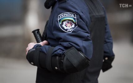 Под Киевом черная Toyota Сamry сбила правоохранителя, введен план "Сирена" - СМИ