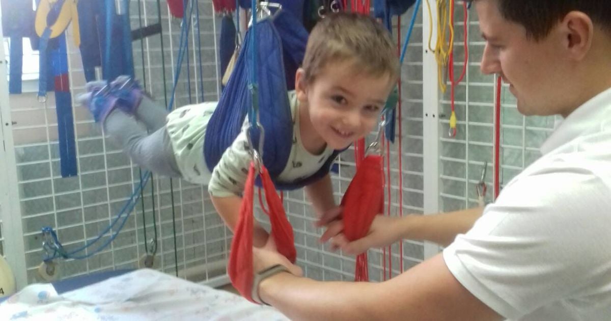 Научиться ходить и играть в футбол – самая большая мечта 4-летнего Егора