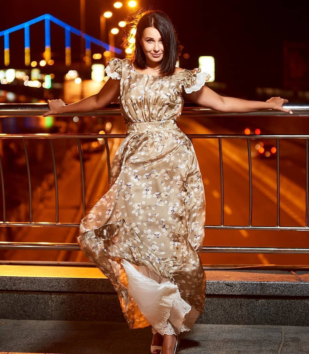 Тәтті пісіп-жетілген киска өзін тілге берді