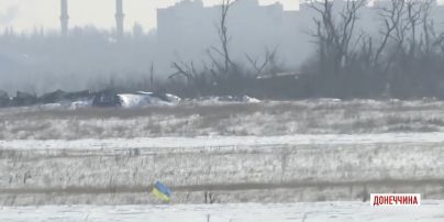 Військові біля ДАП "тролять" противника пересуванням українського прапора