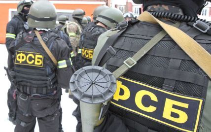 Український активіст у Криму заявив про обшук "натовпом силовиків" через свастику на кладовищі