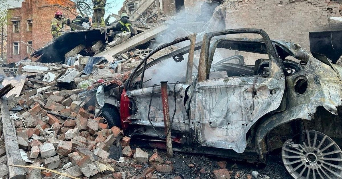 Знищене під час російської атаки на Дніпро авто