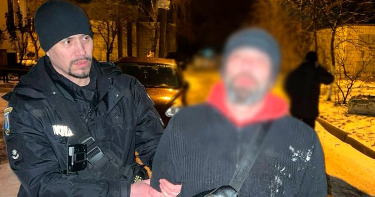 Поліція затримала чоловіка, який у київському супермаркеті погрожував людям пістолетом