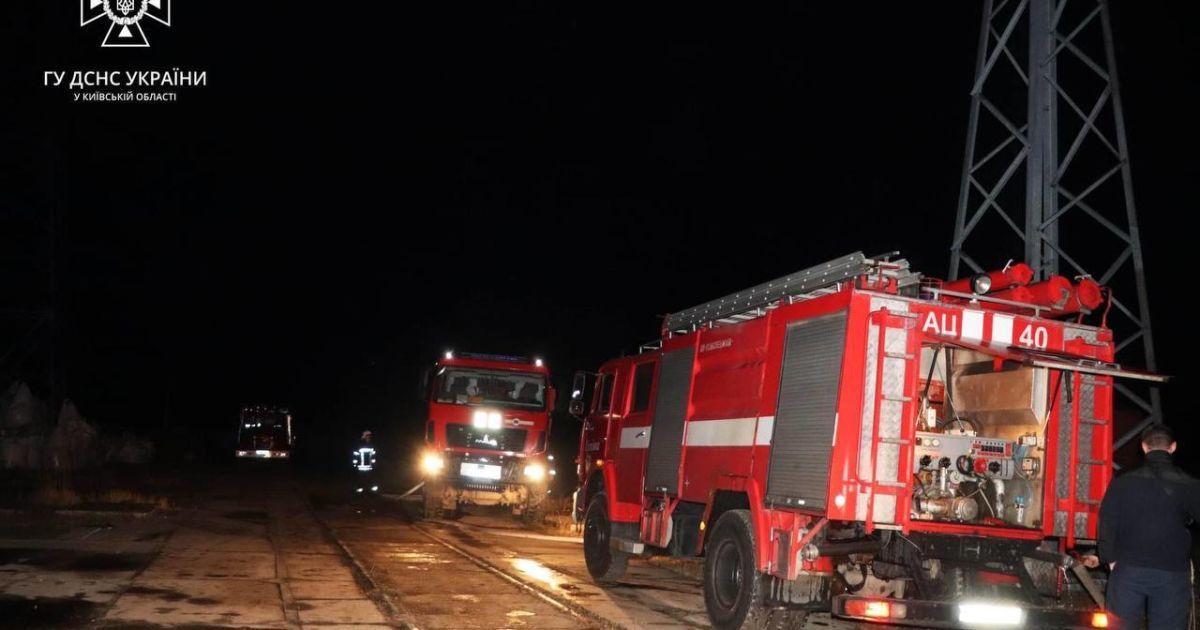 Рятувальники показали пекельні кадри ліквідації наслідків атаки дронів-камікадзе по об'єкту енергетики на Київщині