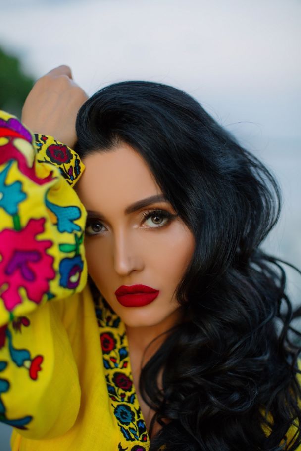 Анна Добриднєва продемонструвала ефектний аутфіт у сукні-вишиванці ...