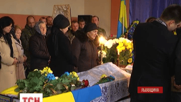 У містечку Рава-Руська на Львівщині поховали загиблого в зоні АТО офіцера Віталія Кравченка