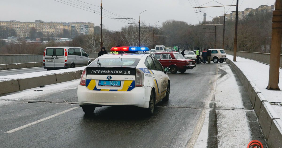 Первые снегопады в Украине спровоцировали многочисленные ДТП