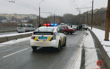 Перші снігопади в Україні спровокували численні ДТП
