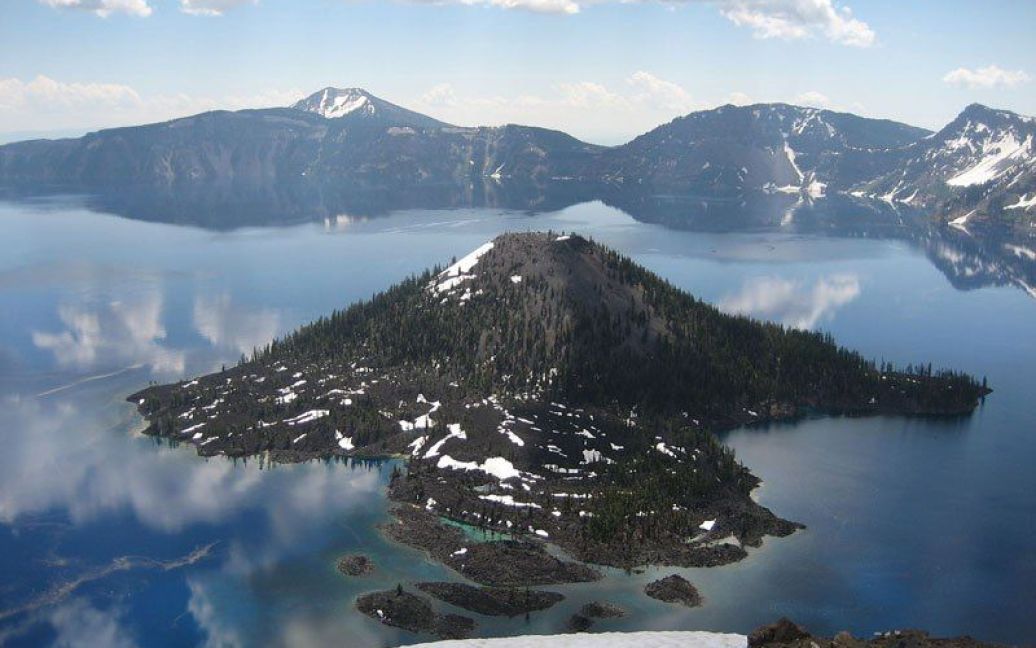 Вулканічний острів, відомий як Майстер-Айледнд (Острів Майстра) у Національному парку Кратер Лейк в Орегоні (США). Верхня частина острова досягає 2113 м над рівнем моря і приблизно 230 м над поверхнею озера. / © commons.wikimedia.org