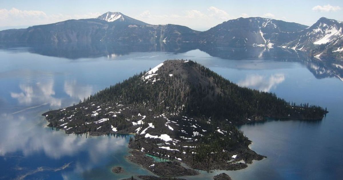 Вулканический остров, известный как Мастер-Айледнд (Остров Мастера) в Национальном парке Кратер Лейк в Орегоне (США). Верхняя часть острова достигает 2113 м над уровнем моря и около 230 м над поверхностью озера. / © commons.wikimedia.org