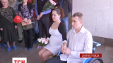 Тяжкопоранений біля Авдіївки боєць одружився просто в лікарні