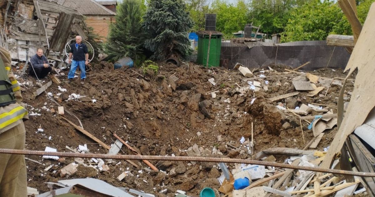 Оккупанты обстреляли город Бахмут: ГСЧС из-под завалов достает людей (фото)