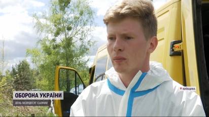 Він сам міг загинути, але під обстрілами ховав тіла розстріляних рашистами земляків у Немішаєвому