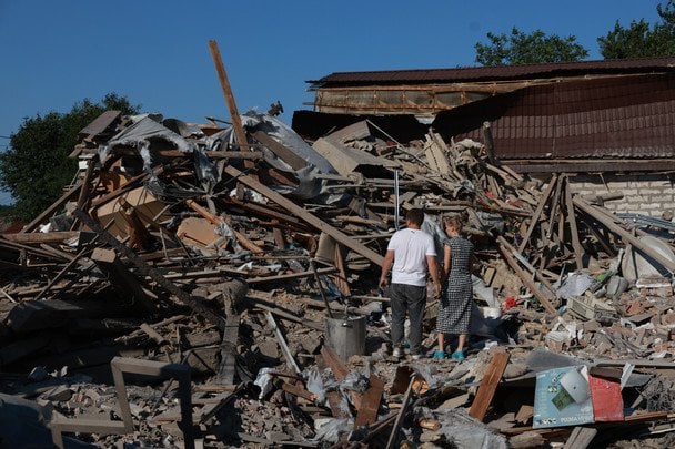 18 июля 2026 года. Враг ударил по Запорожью беспилотниками. Муж с женой стоят у руин своего дома. / © Associated Press