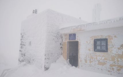 В перший день зими Карпати засипає снігом, в горах мороз і хуртовина: фото