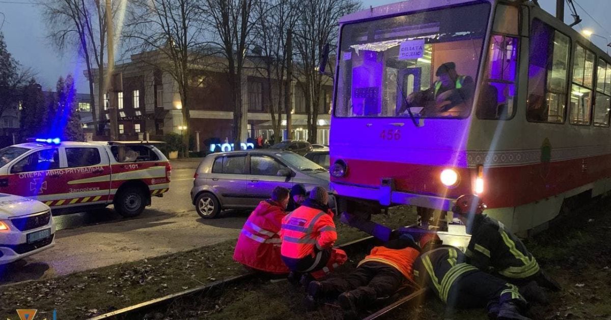 У Запоріжжі чоловік потрапив під трамвай: тіло витягали рятувальники (фото)