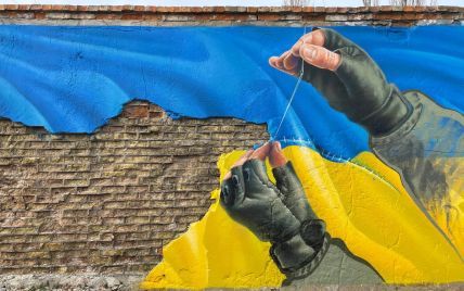 "Ще більше надихає наші ЗСУ": у Києві з'явився мурал з українським прапором та військовим (фото)