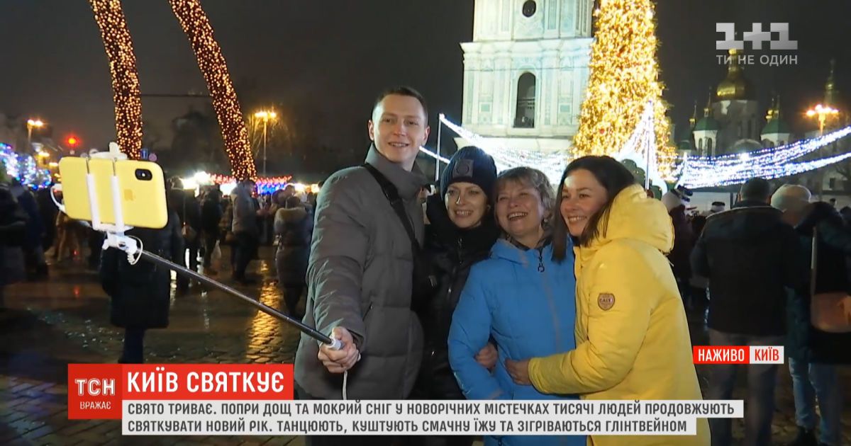 Тисячі людей продовжують святкувати новий рік у столичних новорічних містечках