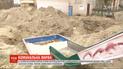 Чтобы залатать трубы, среди детской площадки в Киеве вырыли яму