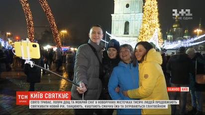 Тисячі людей продовжують святкувати Новий рік у столичних новорічних містечках
