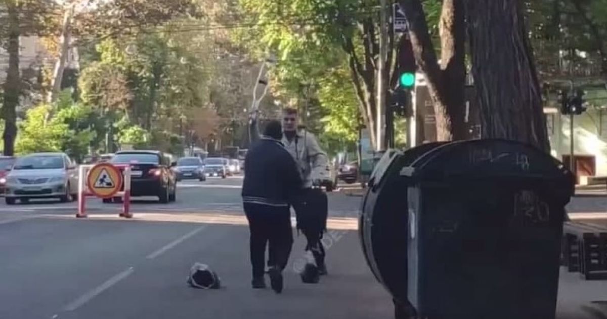 "Джедаї вже не ті": у Одесі чоловіки побилися на милицях (відео)