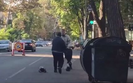 "Джедаї вже не ті": у Одесі чоловіки побилися на милицях (відео)