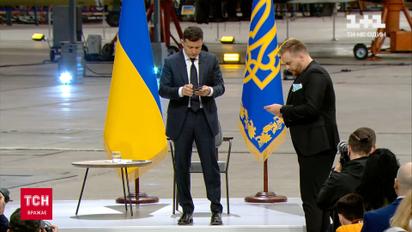 Володимир Зеленський розповів, що переписується з Яною Дугарь