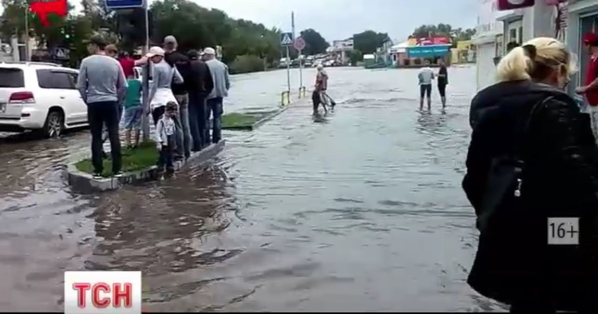 Вода залила центральные улицы города